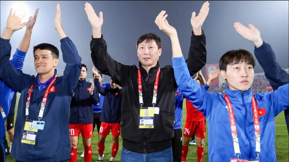 HLV Kim Sang- sik dẫn dắt 'đội tuyển Đông Nam Á' chạm trán MU