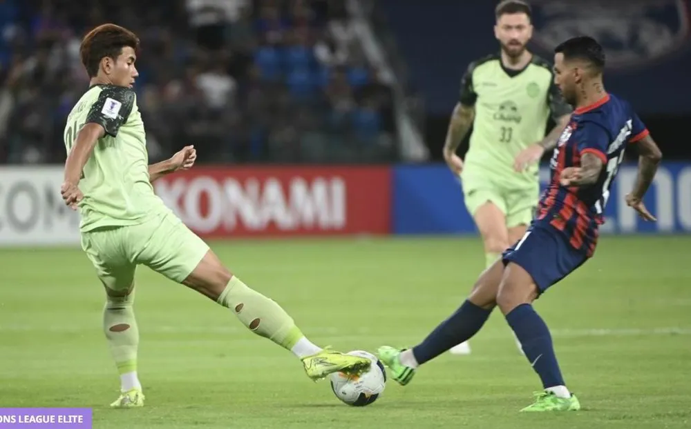 Người hùng Suphanat (trái) tỏa sáng đúng lúc loại 'tuyển Malaysia' thu nhỏ- JDT đầy kiêu hùng. Ảnh: AFC