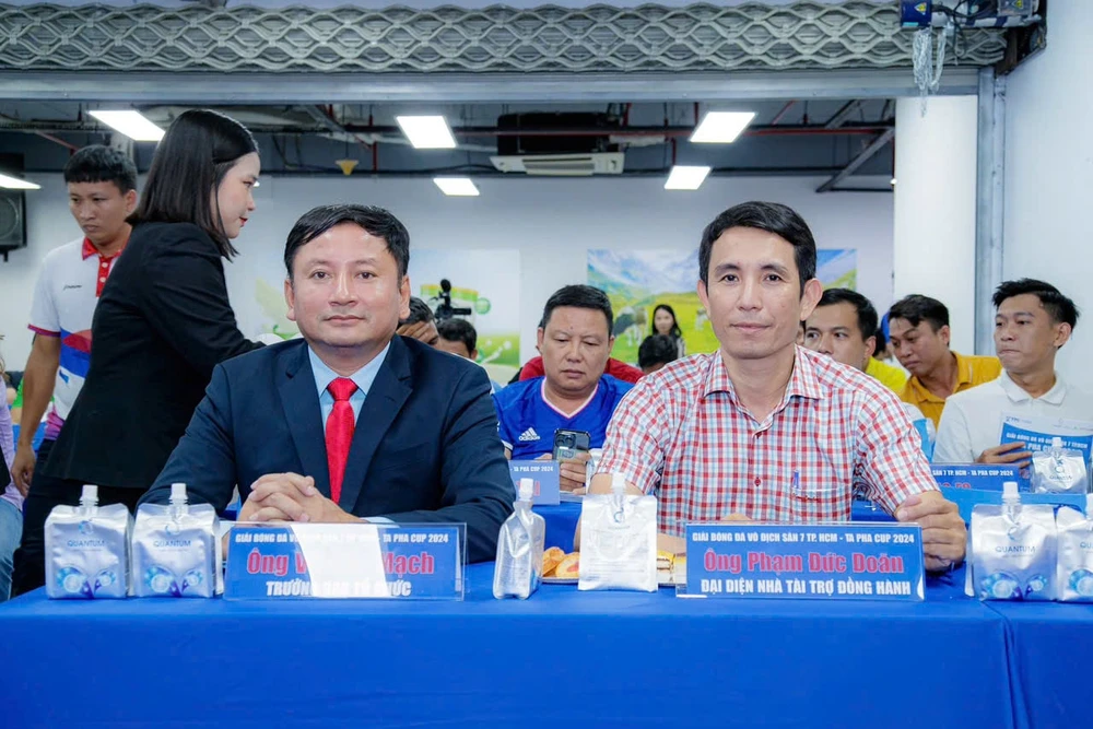 Ông Võ Đan Mạch (trái) - Trưởng Ban tổ chức giải Sân 7 miền Nam rất tâm đắc với sân chơi phong trào. Ảnh: CTP San-7-Mien-Nam.jpg