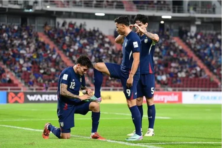 Tác giả cú đúp vào lưới Afghanistan-Patrik Gustavson được đồng đội "đánh giày" trong trận thắng 2-0. Ảnh: S.S Su-kien-2.jpg