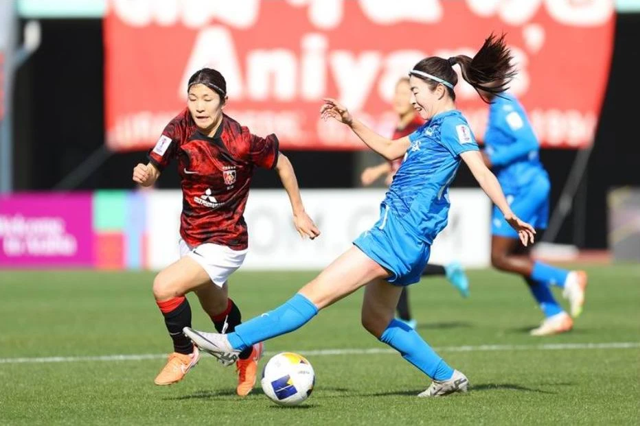 Urawa Red Diamonds (áo đỏ-đen) đã rời cuộc chơi theo cách rất đau. Ảnh: A.P CLB- Nu- TP- HCM-6.jpg