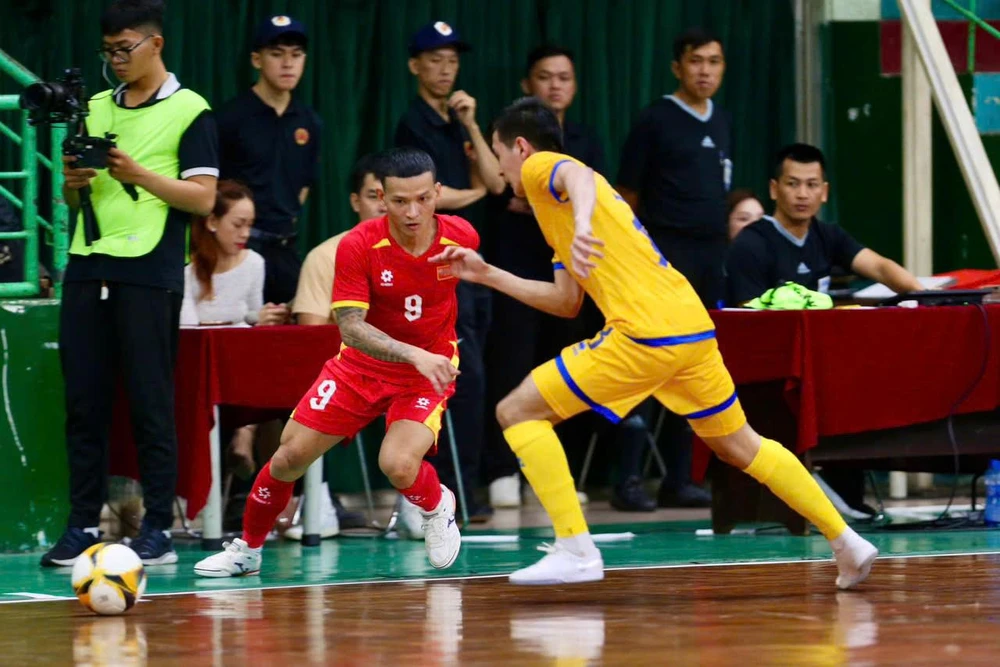 Thái Huy trong một pha chạm trán với Valiullin. Ảnh: QUỐC AN Tuyen- Viet-Nam- Kazakhstan-luoc-ve.jpg