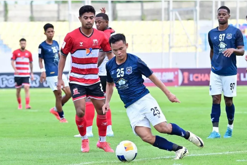 Preah Khan (áo xanh) của Campuchia vào đến chung kết AFC Challenge League và đang dẫn đầu giải VĐQG Campuchia. Ảnh: AFC Dai- dien-Cam-Preah- Khan-2.jpg
