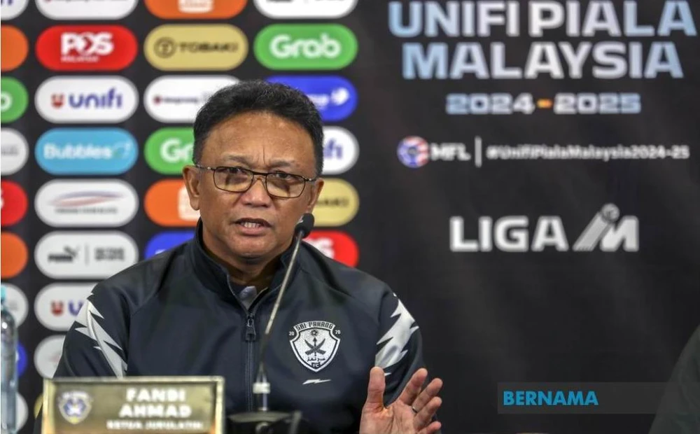 HLV Fandi Ahmad của Pahang vẫn cảm thấy "cay" sau cái thua. Qua-bong-vang-1.jpg