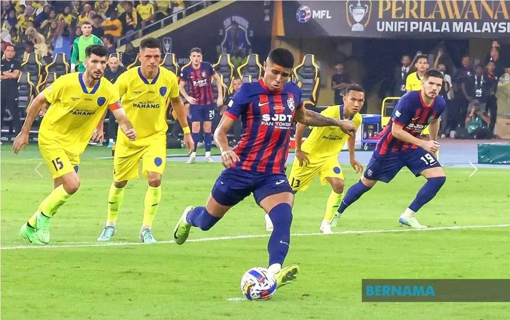Bergson Da Silva, tác giả bàn san bằng 1-1 từ chấm 11m cho Johor Darul Tazim. Qua-bong-vang.jpg