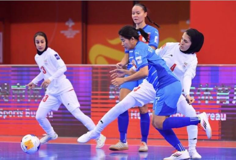 Philippines (xanh) chạm trán với tuyển Việt Nam trong thế "lưng dựa tường" sau trận đầu thua Iran 0-1. Ảnh: AFC Tuyen- Viet-nam-Nguyen- Dinh-hoang-1.jpg