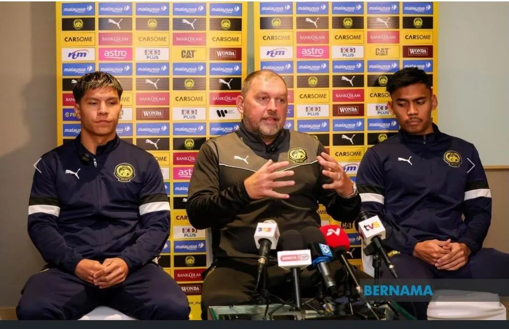 Cả guồng máy bóng đá Malaysia "chống lưng" thầy trò HLV Peter Cklamovski trước khi tiếp tuyển Việt Nam ngày 10-6. Ca- guong-may-HLV Peter- Cklamovski-1.jpg