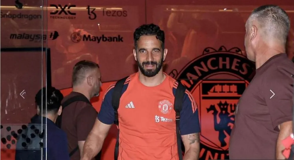 Chùm ảnh MU đổ bộ xuống Kuala Lumpur chuẩn bị đấu với ASEAN All Stars