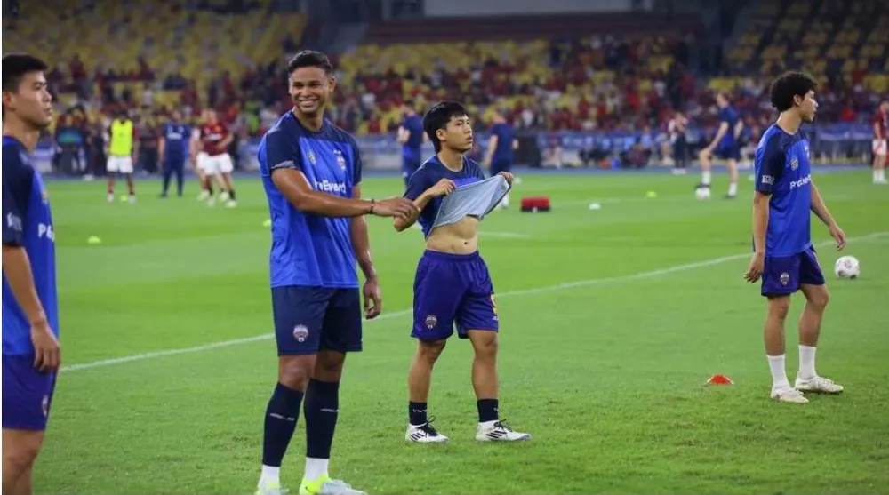 Duy Mạnh và Irfan Fandi của ASEAN All Stars vào sân đầu hiệp 2. Ảnh: H.H