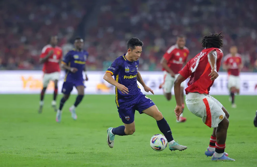 Hai Long vào đội hình xuất phát ASEAN All Stars thể hiện rất...nhiệt. Ảnh: HẢI HOÀNG