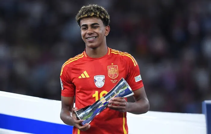 Siêu sao Lamine Yamal nhận danh hiệu cầu thủ xuất sắc Euro 2024. Ảnh:UEFA Sieu- sao- Lamine- Yamal- 4.jpg