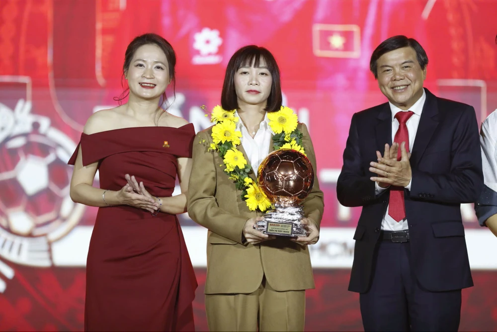 Qua- Bong-Vang-futsal- Trang.jpg