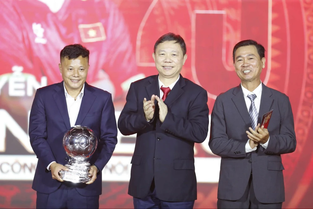 Qua- Bong-Vang- Nha- bao.jpg