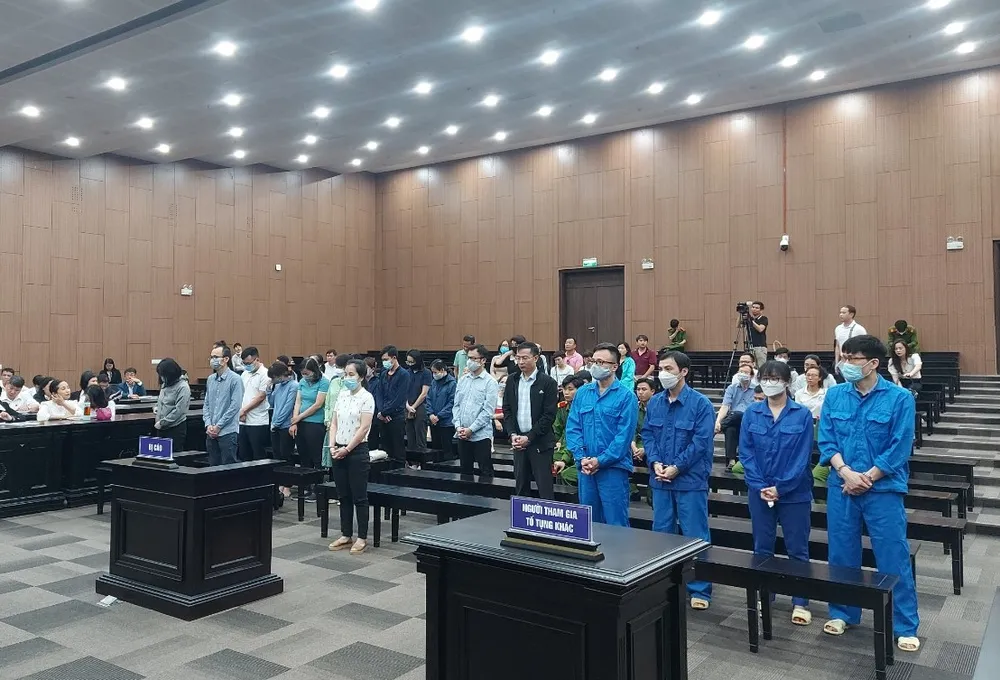 Các bị cáo nghe HĐXX tuyên án. Ảnh: CTV