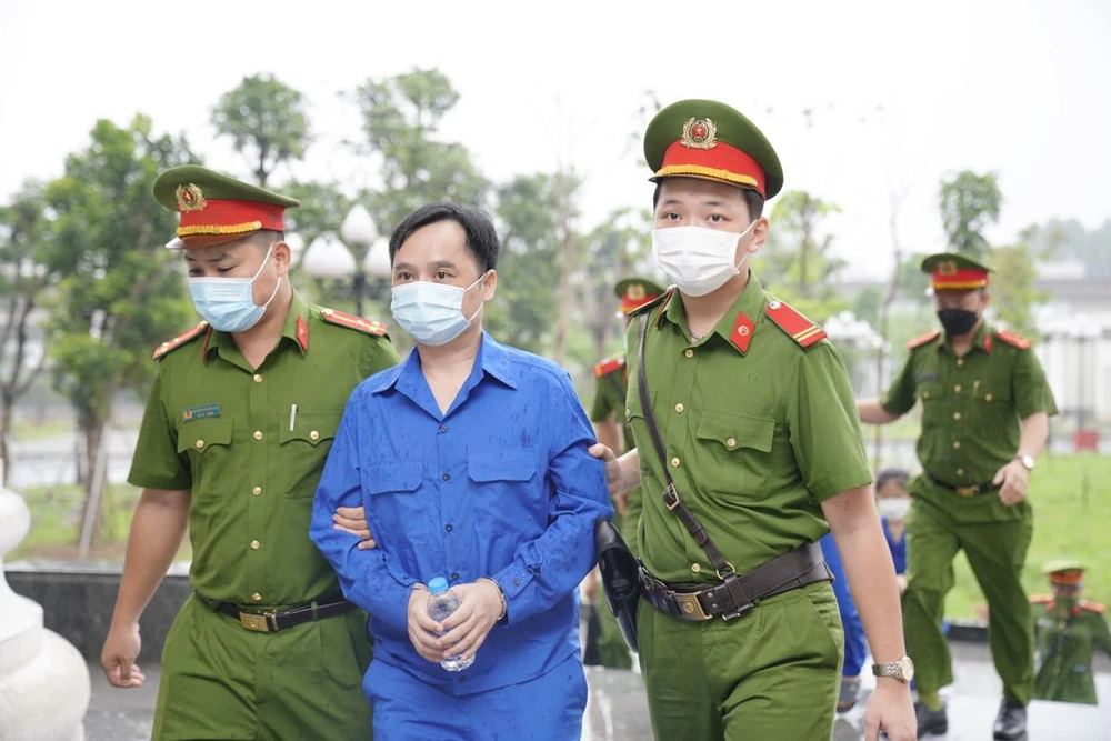 Bị cáo Đỗ Thành Nhân, cựu Chủ tịch Louis Holdings được dẫn giải tới Tòa. Ảnh: CTV