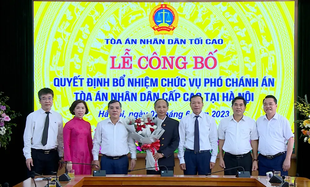 Ông Phạm Văn Nam (đứng giữa) nhận nhiệm vụ mới. Ảnh: CTV