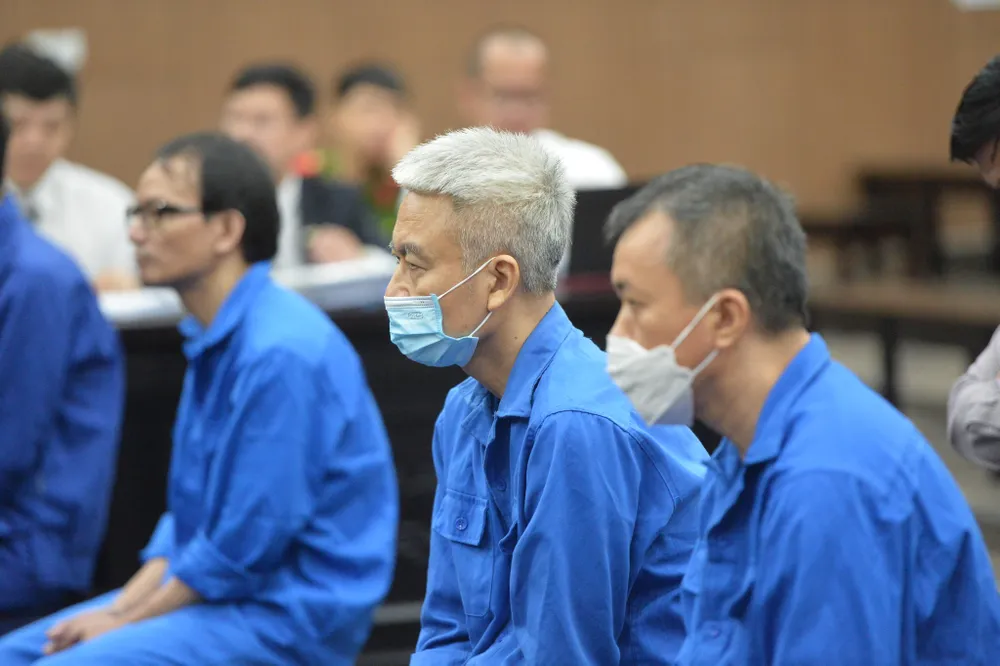 Bị cáo Phạm Dũng (tóc bạc, ở giữa) cựu Chủ tịch HĐTV. Ảnh: CTV Bị cáo Phạm Dũng (tóc bạc, ở giữa) cựu Chủ tịch HĐTV. Ảnh: CTV