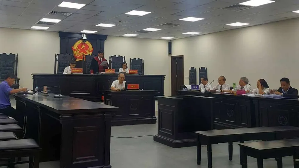 Phiên tòa vắng mặt cả bị cáo lẫn bị hại. Ảnh: XA