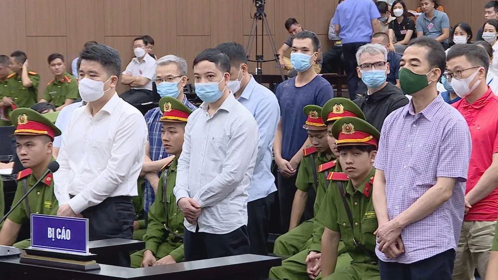 Cựu Thứ trưởng Bộ Ngoại giao Tô Anh Dũng (áo tím, đừng đầu từ bên phải qua). Ảnh: CTV