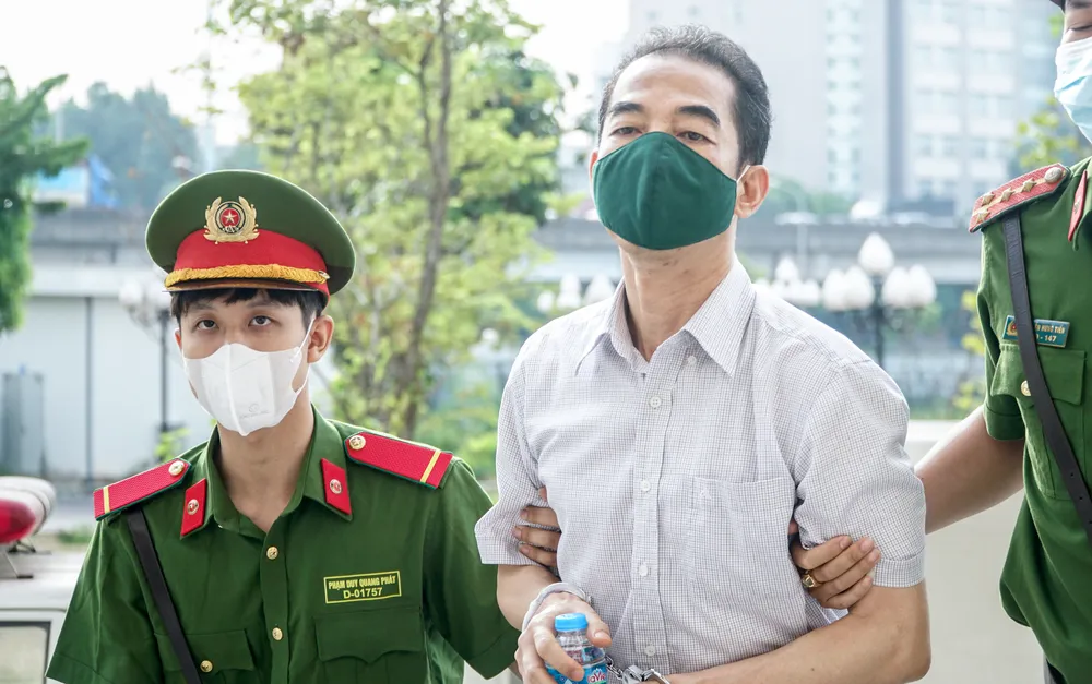 Bị cáo Tô Anh Dũng, cựu Thứ trưởng Bộ Ngoại giao Tô Anh Dũng nộp số tiền 16,2 đồng. Ảnh: PHI HÙNG Bị cáo Tô Anh Dũng, cựu Thứ trưởng Bộ Ngoại giao Tô Anh Dũng nộp số tiền 16,2 đồng. Ảnh: PHI HÙNG