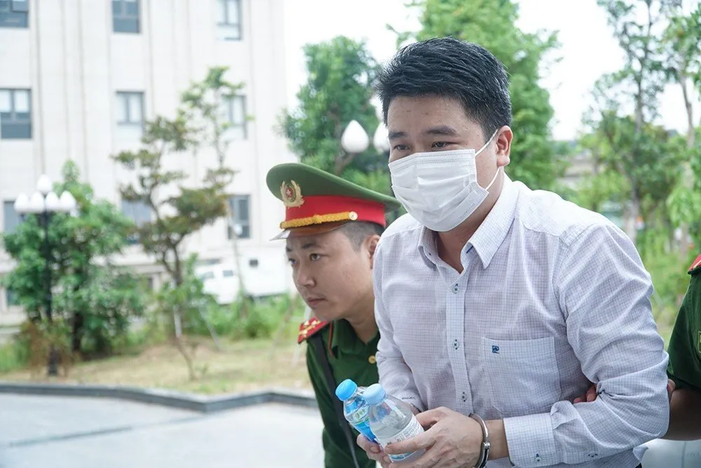 Bị cáo Trần Văn Tân, cựu Phó Chủ tịch Quảng Nam được dẫn giải đến tòa nghe tuyên án. Ảnh: Phi Hùng Bị cáo Trần Văn Tân, cựu Phó Chủ tịch Quảng Nam được dẫn giải đến tòa nghe tuyên án. Ảnh: Phi Hùng