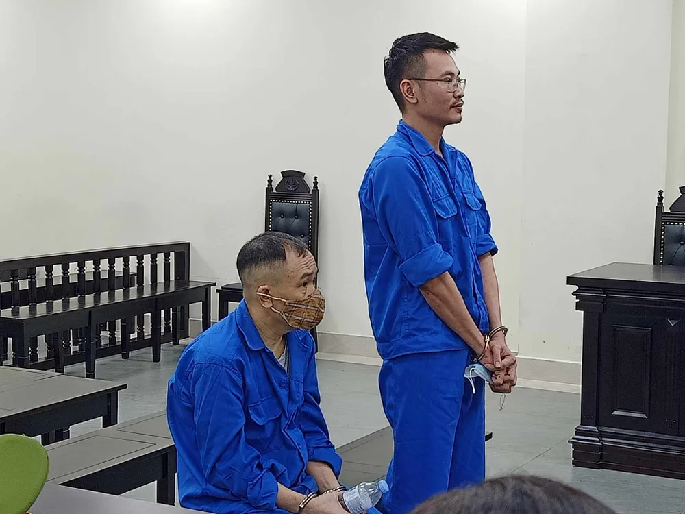 Các bị cáo Đặng Văn Hùng (đứng), Nguyễn Xuân Thông tại phiên tòa. Ảnh: CTV Các bị cáo Đặng Văn Hùng (đứng), Nguyễn Xuân Thông tại phiên tòa. Ảnh: CTV