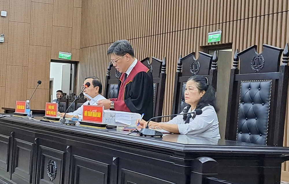 Thẩm phán chủ tọa phiên tòa Lưu Ngọc Cảnh công bố quyết định đưa vụ án ra xét xử. Ảnh: BÙI TRANG