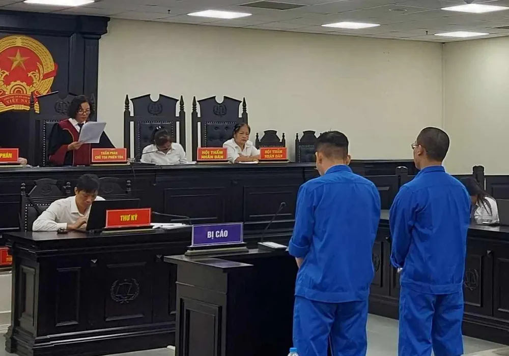 Hai bị cáo nghe tuyên án. Ảnh: CTV 378102626_724223363068076_8483781672069747060_n.jpg