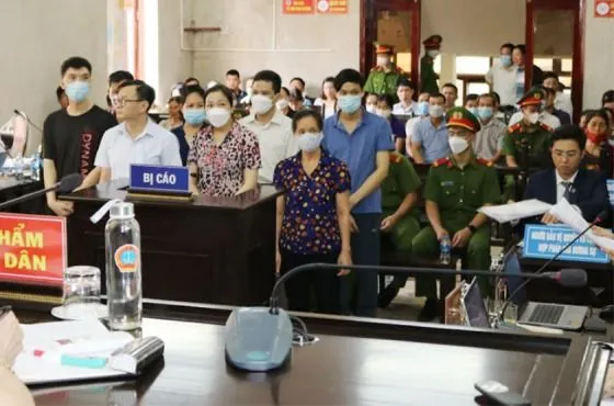 Các bị cáo tại phiên tòa. Ảnh: CTV 380640310_828594599056351_6908370241034651719_n.jpg