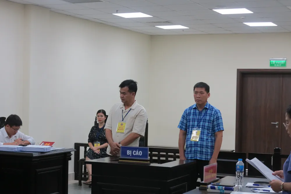 Hai bị cáo tại phiên tòa. Ảnh: T.T bị cáo vụ 317 Trường Chinh.jpg