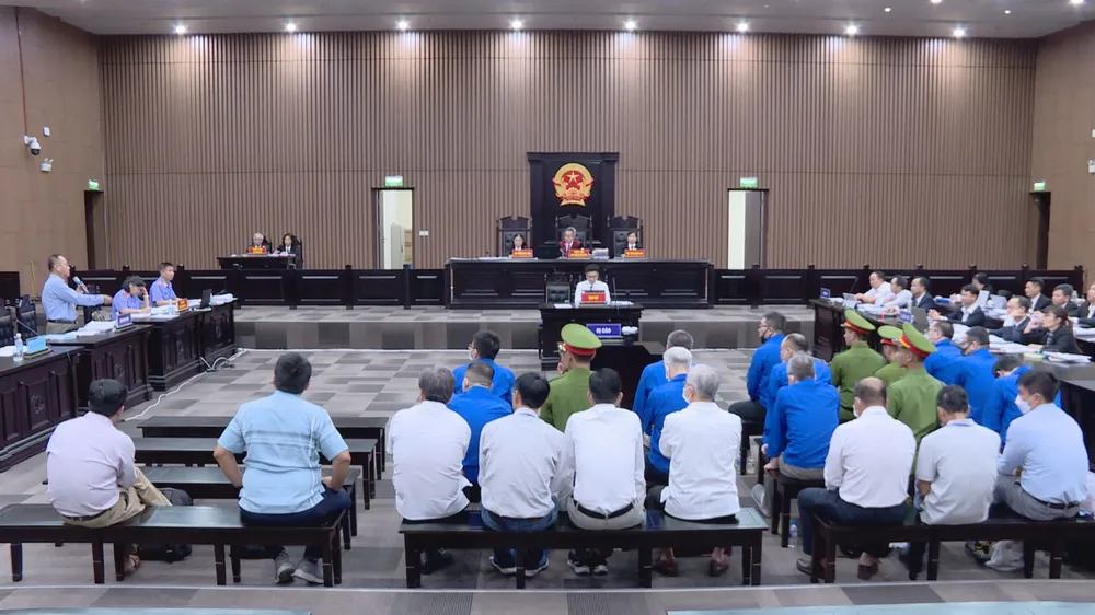 Tại phiên tòa ngày 17-10, 3/5 nhà thầu không đồng ý bồi thường cho chủ đầu tư. Ảnh: T.P phiên tòa.jpg