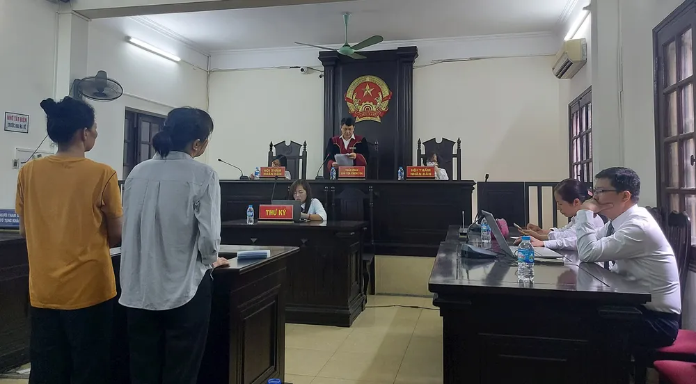 Hai bị cáo tại phiên tòa sơ thẩm sơ thẩm. Ảnh: C.L đổ xăng lên người để đòi nhà