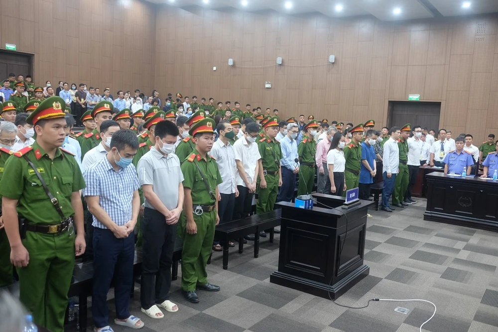 Các bị cáo vụ chuyến bay giải cứu nghe tuyên án sơ thẩm. Ảnh: T.T chuyến bay giải cứu