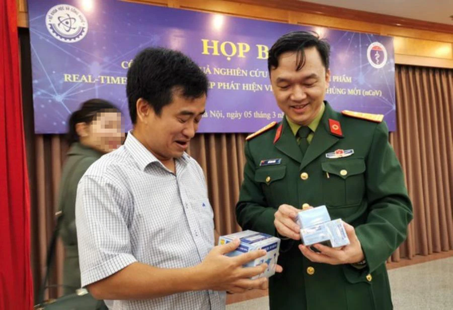Chủ tịch Việt Á Phan Quốc Việt (trái) và cựu thượng tá Hồ Anh Sơn. Ảnh: PLO Việt Á