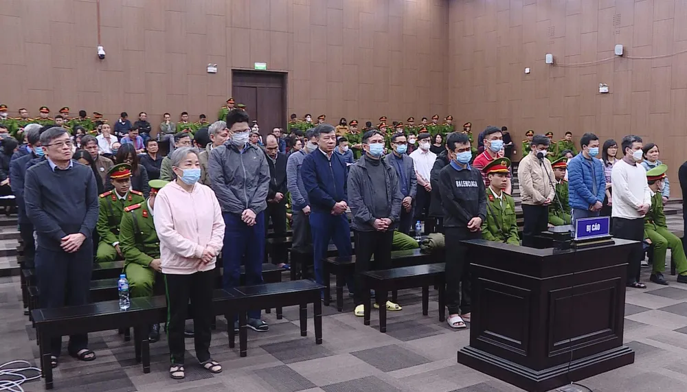Các bị cáo vụ Việt Á nghe tuyên án. Ảnh: CTV Việt Á tuyên án bị cáo.jpg