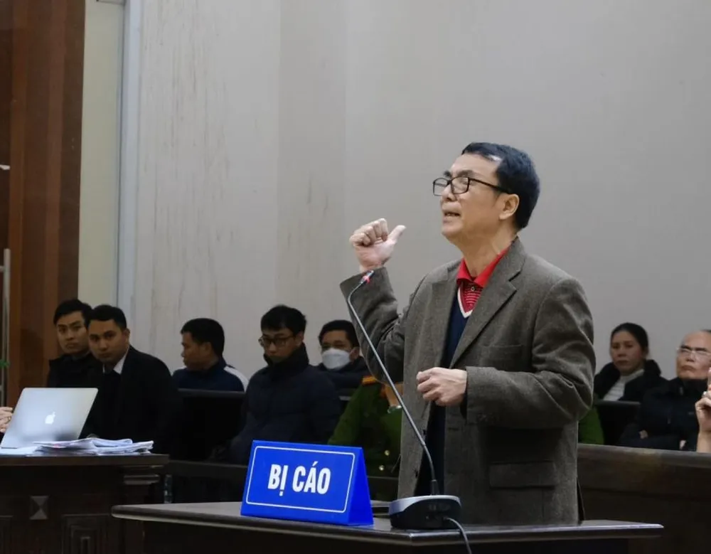Ông Trần Hùng nhờ luật sư xuất trình thêm tài liệu tại phiên tòa phúc thẩm. Ảnh: T.T chứng cứ