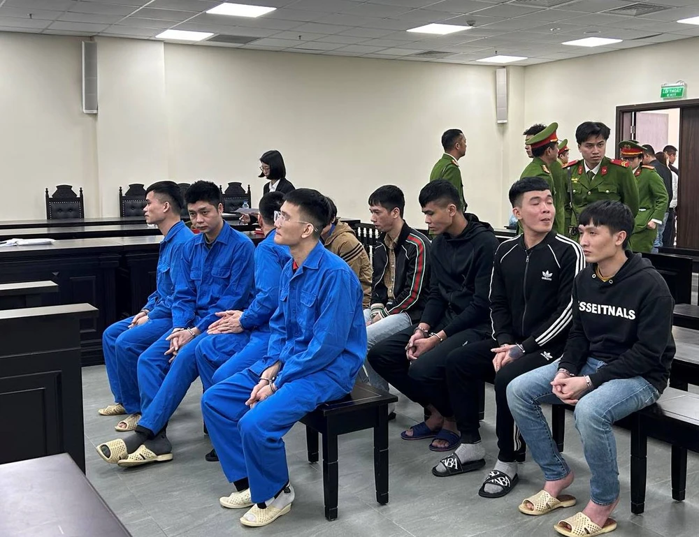 Các bị cáo trong đó có 2 cựu cán bộ công an tại phiên tòa. Ảnh: TT Công an ma túy.jpg