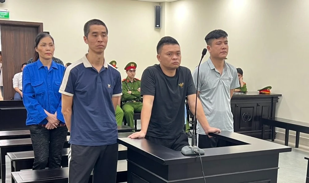 Hai cựu công an bị cáo buộc cho vay lãi nặng, đánh bạc. công an đánh bạc cho vay lãi nặng.jpg