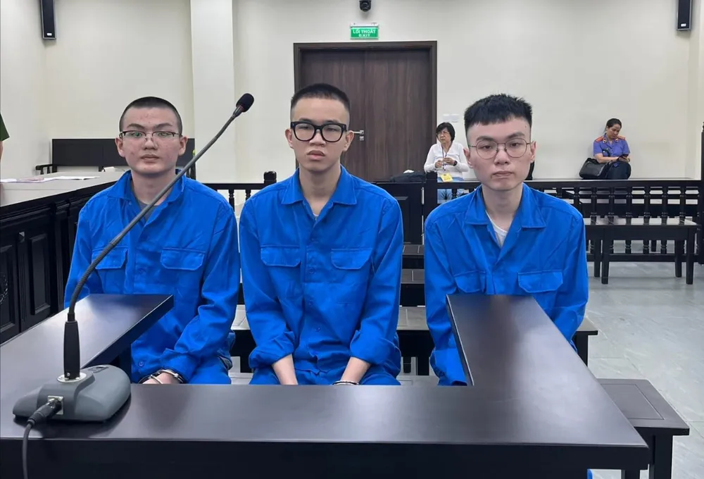 Ba bị cáo trong vụ tinh dầu gây ảo giác được giảm án. Ảnh: T.N tinh dầu gây ảo giác các bị cáo.jpg