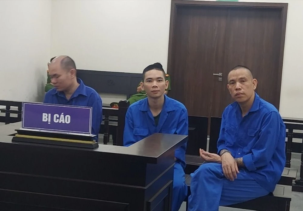 Các bị cáo tại tòa. truy nã lừa 3 cụ bà 80.jpg