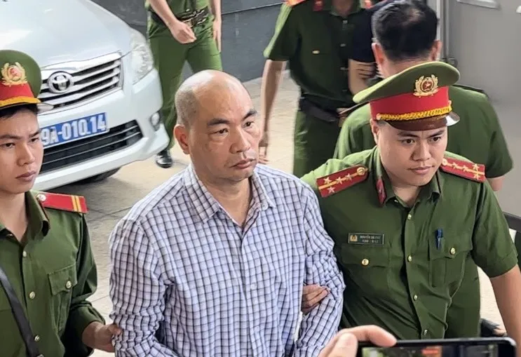 Một bị cáo được dẫn giải tới phiên tòa. Ảnh: X.A 70d6ba9d7c7cdd22846d.jpg
