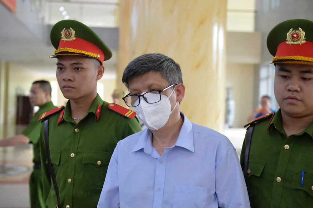 Cựu Bộ trưởng Y tế Nguyễn Thanh Long được dẫn giải tới phiên tòa phúc thẩm. Ảnh: X.A Việt Á Nguyễn Thanh Long.jpg