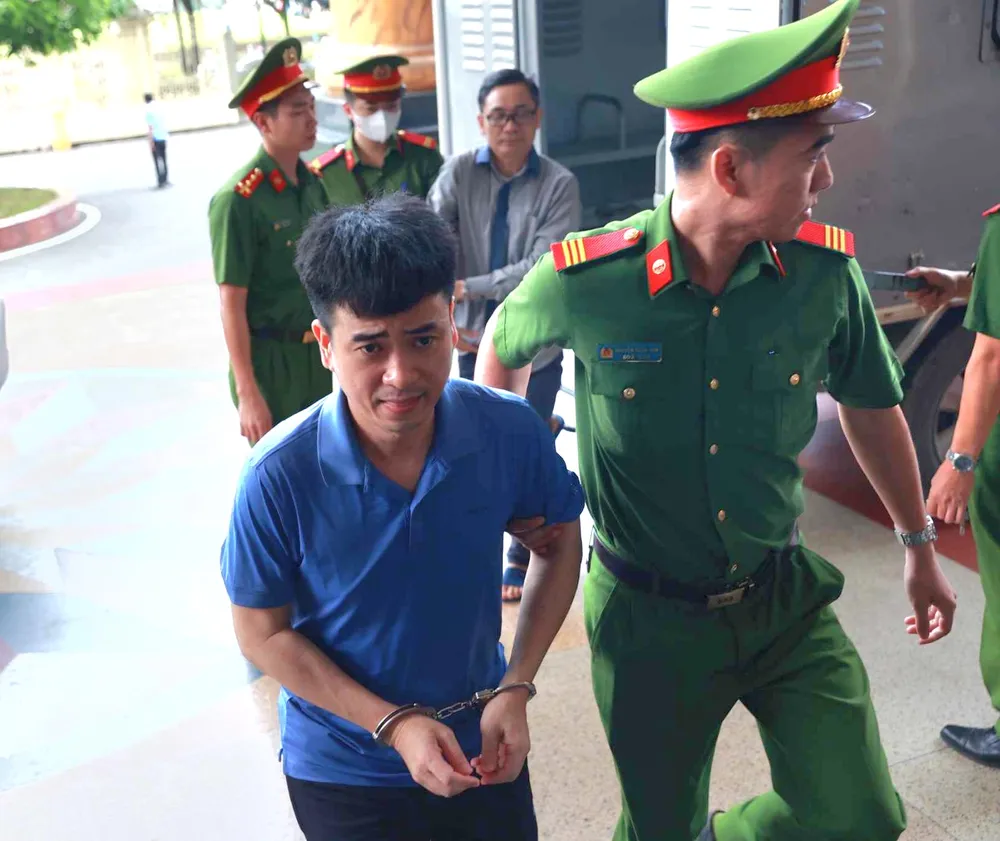 Bị cáo Phan Quốc Việt được dẫn giải tới phiên tòa phúc thẩm. Ảnh: X.A Việt Á Phan Quốc Việt.jpeg
