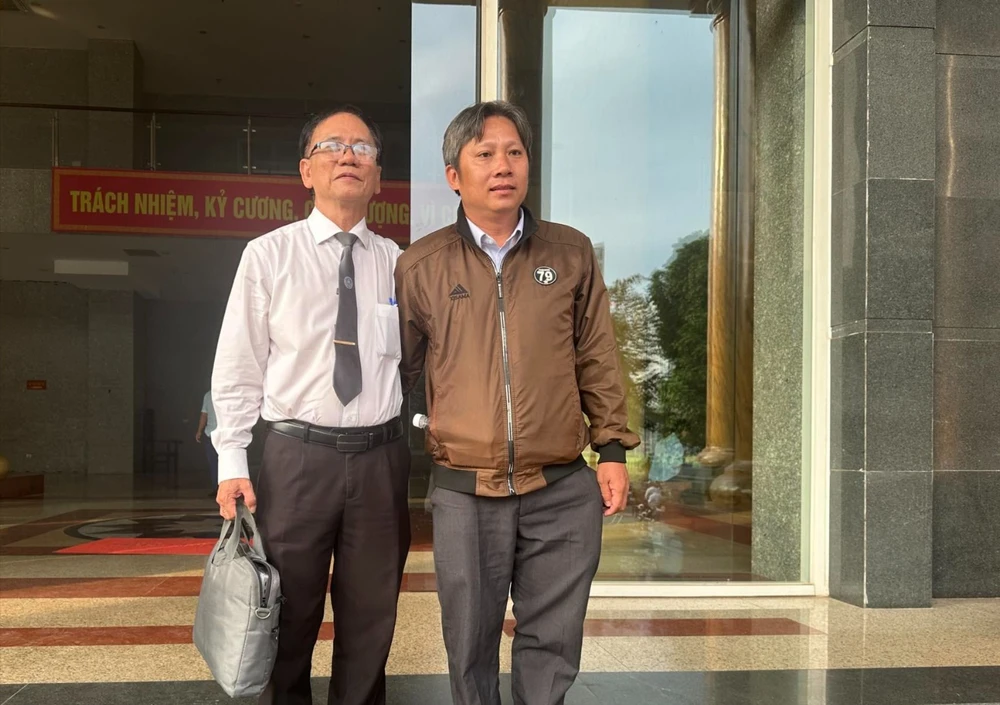 Ông Trần Thanh Phong (áo nâu) được tuyên miễn trách nhiệm hình sự vụ Việt Á Miễn trách nhiệm hình sự Trần Thanh Phong.jpg
