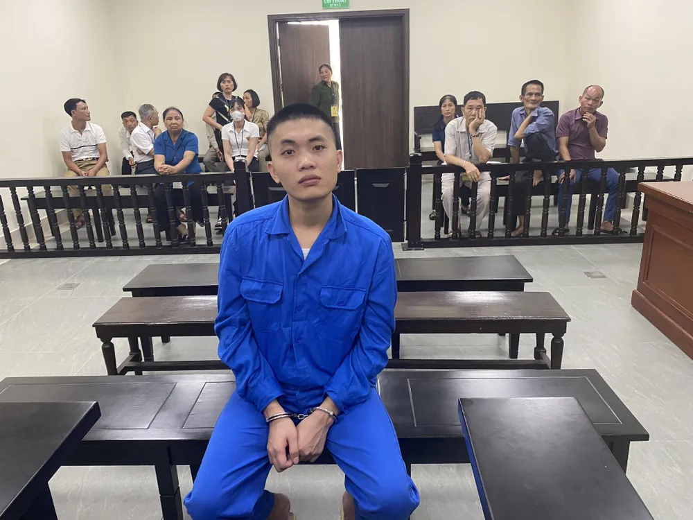 Bị cáo xông vào nhà hành hung nạn nhân. Ảnh: CTV hành hung.jpg