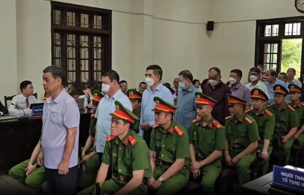 Các bị cáo tại phiên tòa. Ảnh: CTV Bí thư tỉnh ủy Lào Cai