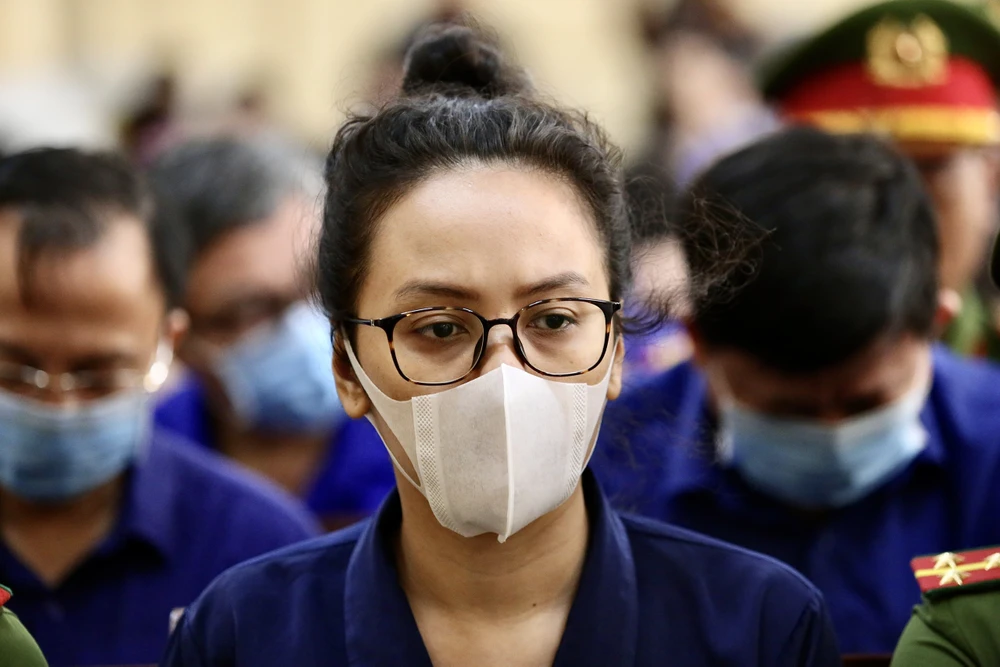 Trương Huệ Vân, cháu gái Trương Mỹ Lan, tại phiên tòa sơ thẩm vụ án Vạn Thịnh phát giai đoạn 1. Ảnh: HOÀNG GIANG Trương Mỹ Lan Trương Huệ Vân.jpg
