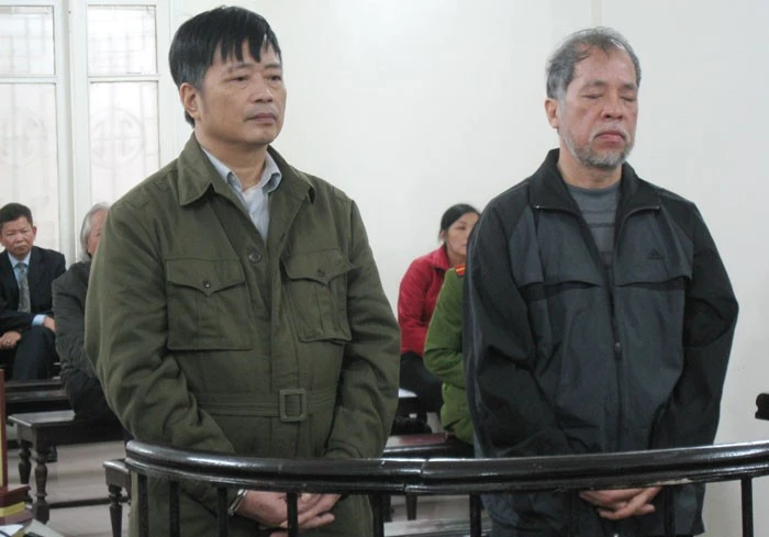 Hai bị cáo Nguyễn Huy Khang (trái) và Nguyễn Đình Bang tại phiên tòa năm 2014. Ảnh: BÙI TRANG được tại ngoại.jpg