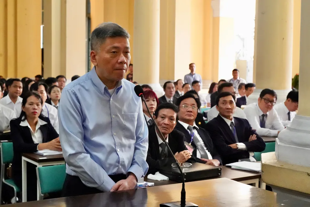 Ông Chu Lập Cơ, chồng bà Trương Mỹ Lan, tại phiên tòa sơ thẩm vụ Vạn Thịnh Phát giai đoạn 1. Ảnh: HOÀNG GIANG Trương Mỹ Lan Chu Lập Cơ.jpg