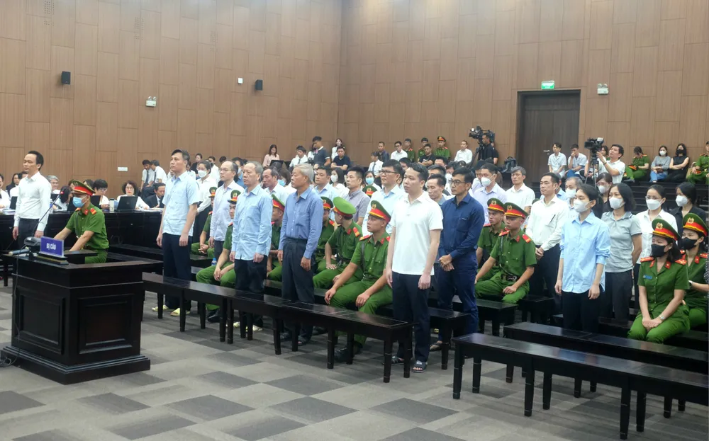 Các bị cáo tại phiên tòa. Ảnh: CTV Trịnh Văn Quyết.jpg